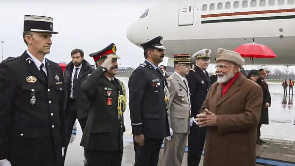 <div class="paragraphs"><p>Prime Minister Narendra Modi being welcomed on his arrival in Paris for a two-day visit to France on Monday.</p></div>