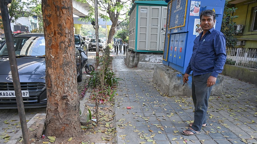 <div class="paragraphs"><p>An eyewitness indicates the spot opposite Kund Indian Barbeque, Indiranagar, where chaat vendor Deepak Kumar Varma was stabbed on Saturday.</p></div>