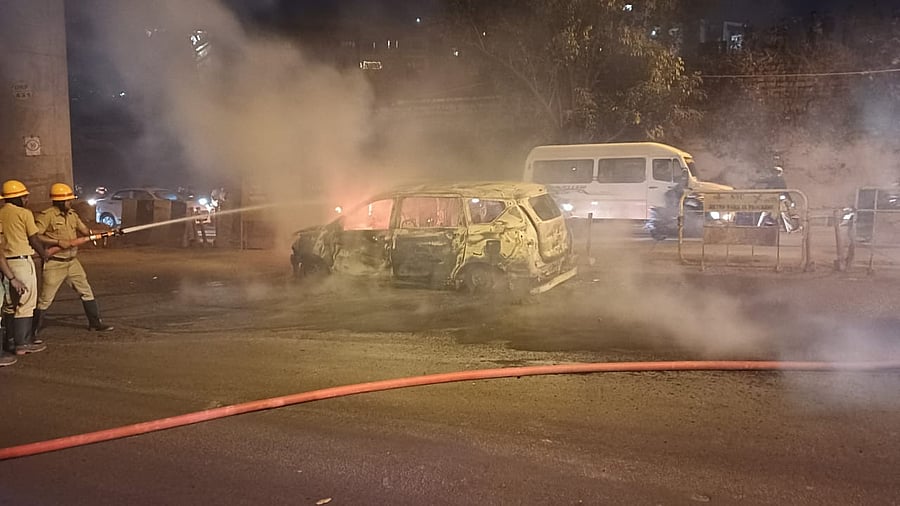 <div class="paragraphs"><p>A white Maruti Suzuki Ertiga suddenly burst into flames.</p></div>