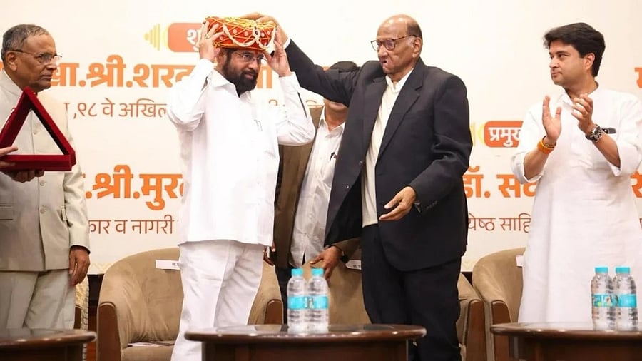 <div class="paragraphs"><p>Screengrab of video showing Sharad Pawar felicitating Eknath Shinde</p></div>