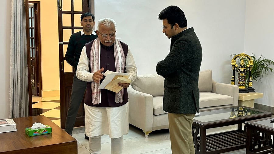 <div class="paragraphs"><p>Tejasvi Surya gives a memorandum to Union Power Minister Manohar Lal Khattar.</p></div>