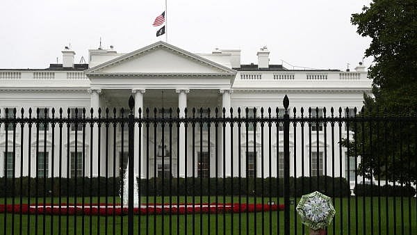 <div class="paragraphs"><p>View of the White House</p></div>