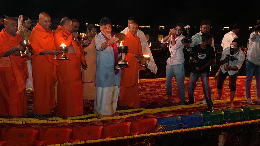 <div class="paragraphs"><p>Deputy Chief Minister D K Shivakumar performs deeparathi at Triveni Sangama near Gunja Narasimhaswamy temple of T Narsipur town in Mysuru.</p></div>