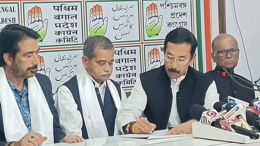 <div class="paragraphs"><p>Pranab Mukherjee's son, Abhijit, joins Congress</p></div>