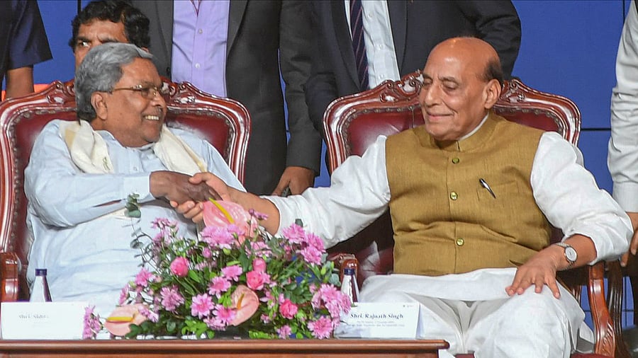<div class="paragraphs"><p>Defence Minister Rajnath Singh (R) with Karnataka CM Siddaramaiah. </p></div>