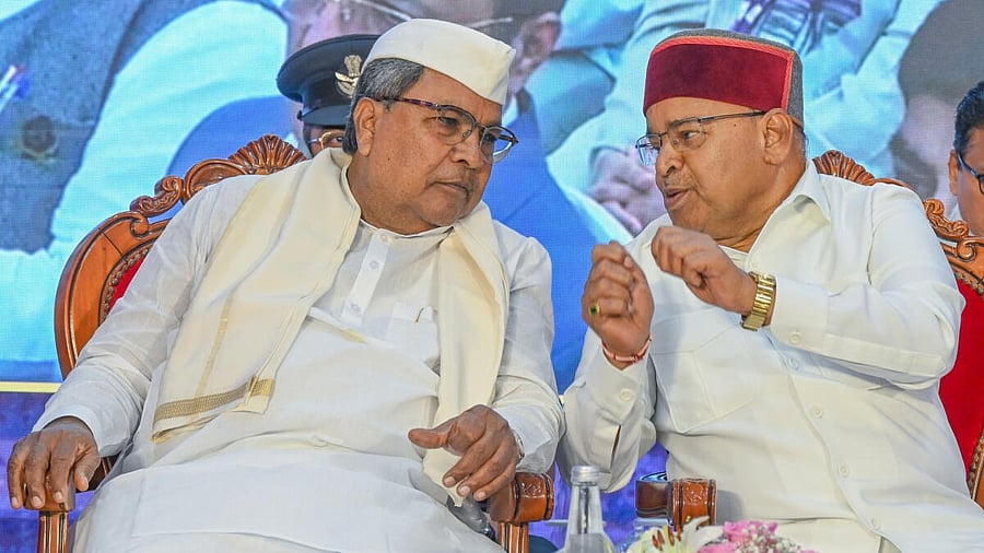 <div class="paragraphs"><p>A file image of Karnataka CM Siddaramaiah (left) and Governor Thaawarchand Gehlot</p></div>