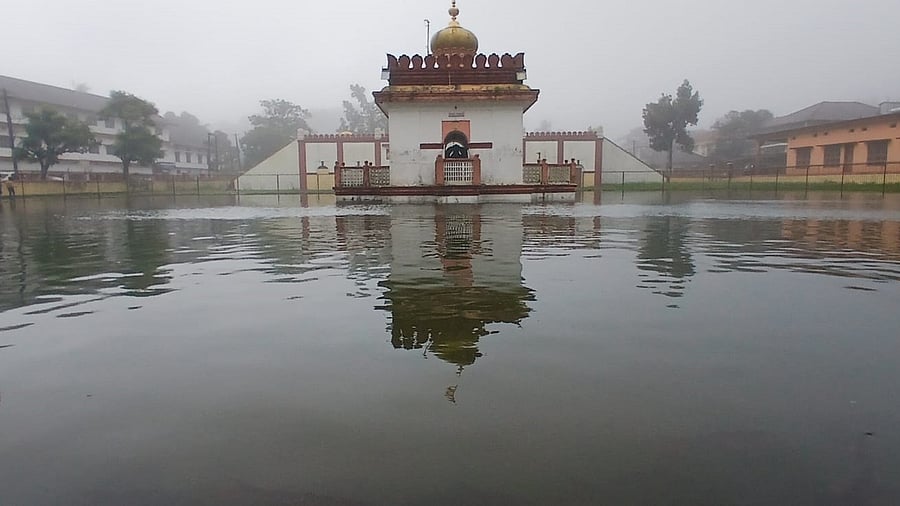 <div class="paragraphs"><p>Temple in Madikeri is full. </p></div>