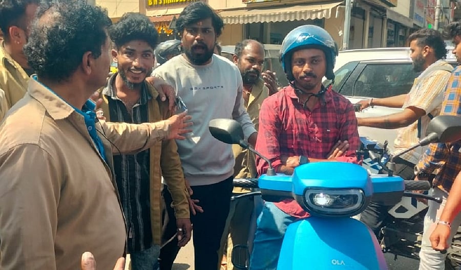 <div class="paragraphs"><p>Auto drivers argue with a Rapido bike taxi driver at Durgigudi in Shivamogga on Thursday.</p></div>