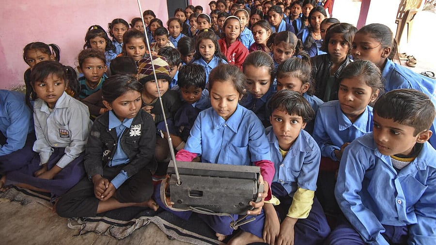 <div class="paragraphs"><p>Students listen to  'Pariksha Pe Charcha' on a radio, in Patna</p></div>