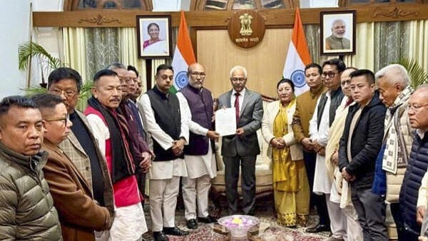 <div class="paragraphs"><p> Manipur Chief Minister N Biren Singh submits his resignation to Governor AK Bhalla, in Imphal.</p></div>