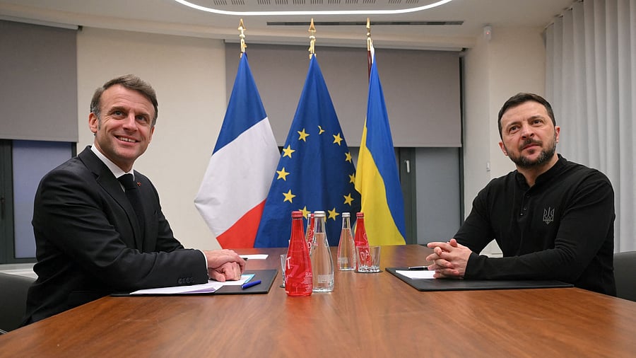 <div class="paragraphs"><p>France's President Emmanuel Macron (L) and Ukraine's President Volodymyr Zelenskyy (R).</p></div>