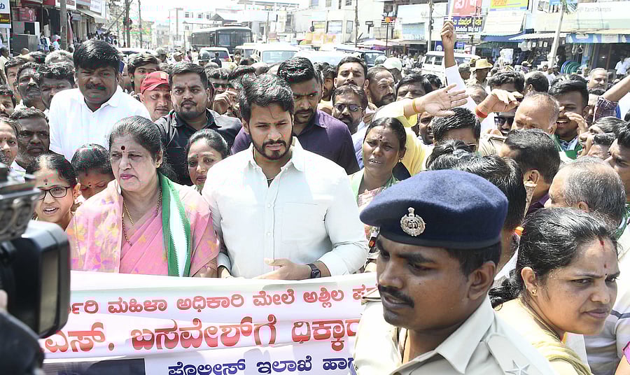 <div class="paragraphs"><p>State JD(S) Youth Wing President Nikhil Kumaraswamy takes out a protest rally from Madhwachar Circle to the taluk office in Bhadravathi town on Friday demanding the arrest of S Basavesh, son of MLA B K Sangamesh. </p></div>