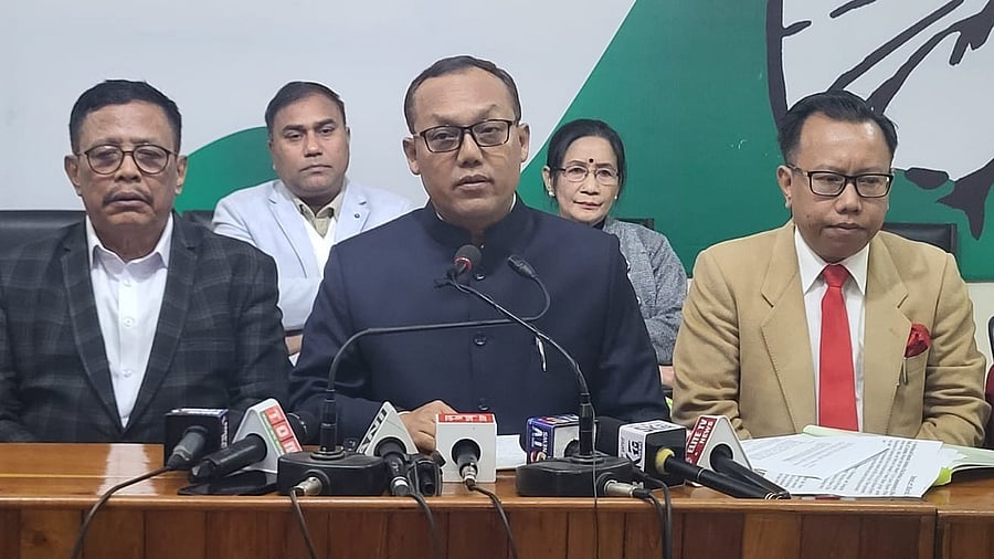 <div class="paragraphs"><p>Manipur Congress chief&nbsp;Keisham Meghachandra Singh (centre)</p></div>