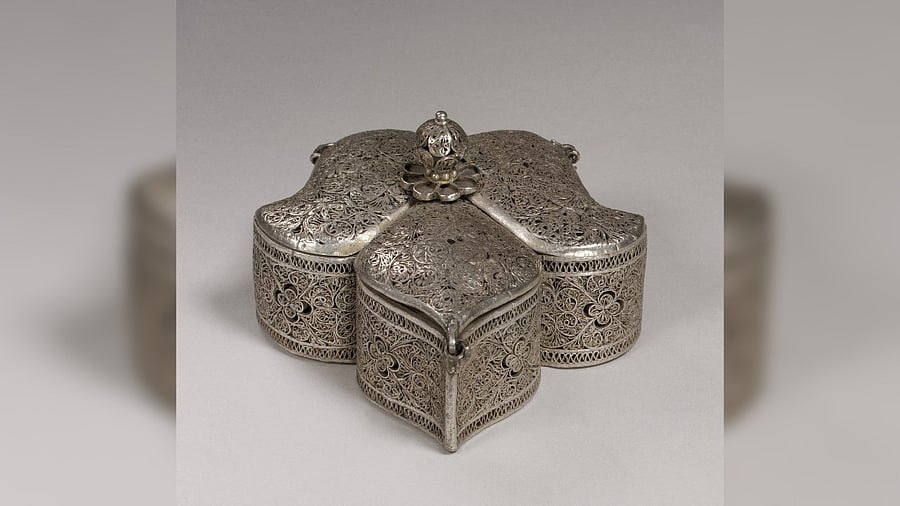 <div class="paragraphs"><p>A paan box in silver. </p></div>