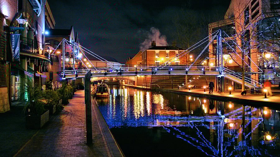 <div class="paragraphs"><p>Birmingham has a large network of canals. </p></div>
