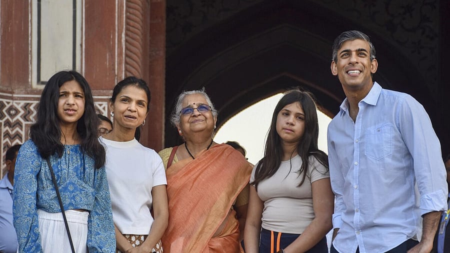<div class="paragraphs"><p>Rishi Sunak with family at Taj Mahal.</p></div>