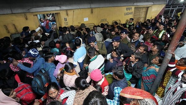 <div class="paragraphs"><p>Heavy rush of passengers to catch a train for Mahakumbh, at the New Delhi railway station on Saturday.</p></div>
