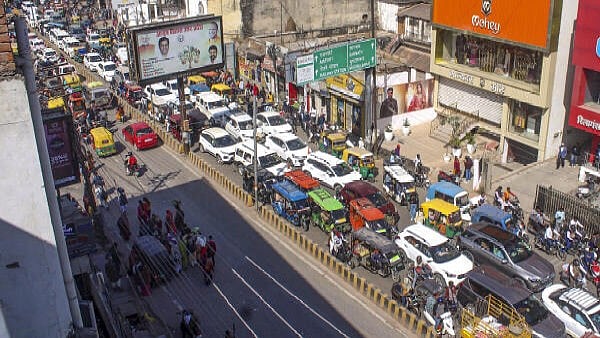 <div class="paragraphs"><p>Vehicles move through a traffic congestion amid Prayagraj’s ongoing ‘Maha Kumbh Mela’ festival, in Varanasi, Uttar Pradesh</p></div>