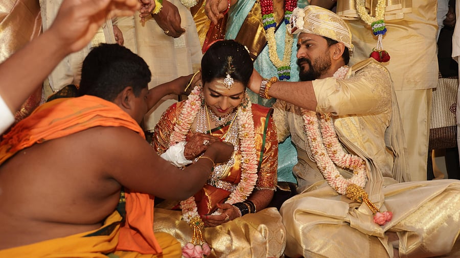 <div class="paragraphs"><p>Sandalwood actor Daali Dhananjaya enters wedlock with Dr Dhanyatha in a grand ceremony at Karnataka Exhibition Authority ground in Mysuru on Sunday. </p></div>