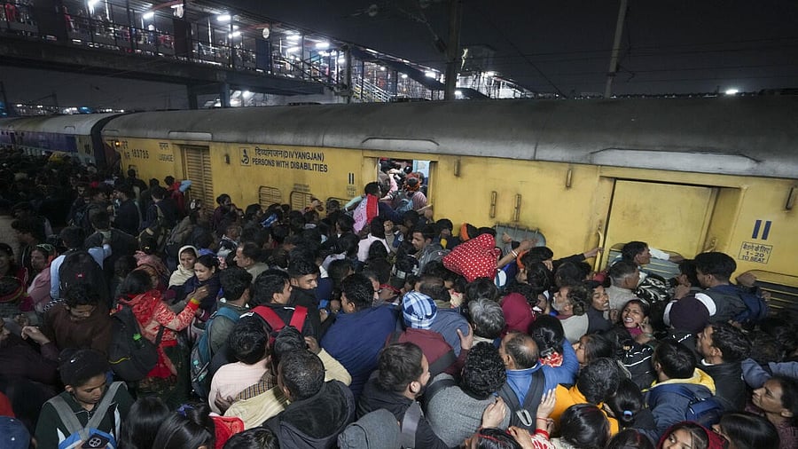 <div class="paragraphs"><p>Stampede at railway station in Delhi</p></div>