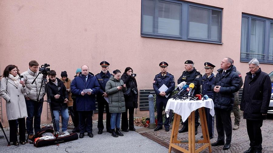 <div class="paragraphs"><p>Press conference in the town of Villach after a 14-year-old boy was killed and several others were wounded in a stabbing attack</p><p></p></div>