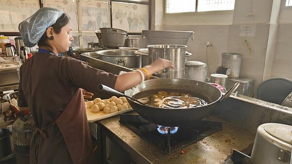 <div class="paragraphs"><p>A member of the Didi ki Rasoi self help group takes care of the canteen at the Patna Medical College and Hospital in Patna.</p></div>
