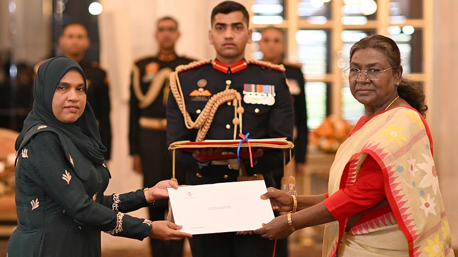 <div class="paragraphs"><p>Maldives High High Commissioner Aishath Azeema&nbsp; presents credentials to President Droupadi Murmu.&nbsp;&nbsp;</p></div>