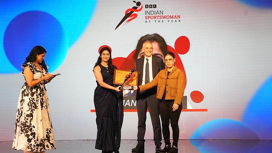 <div class="paragraphs"><p>Manu Bhaker receives the award from&nbsp;BBC Director-General&nbsp;Tim Davie.&nbsp;</p></div>
