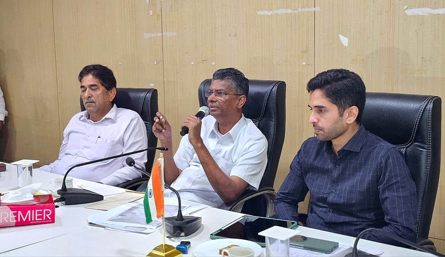 <div class="paragraphs"><p>Karnataka Minister Satish Jarkiholi (C).&nbsp;</p></div>