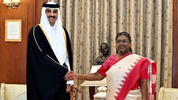 <div class="paragraphs"><p>President Droupadi Murmu with the Amir of the State of Qatar Sheikh Tamim Bin Hamad Al-Thani during a banquet hosted in his honour at the Rashtrapati Bhavan, in New Delhi.</p></div>