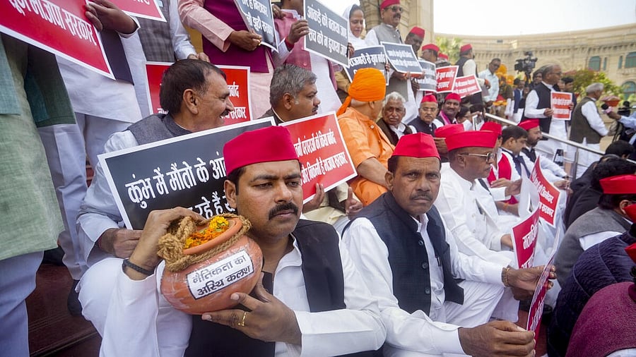 <div class="paragraphs"><p>Samajwadi Party leaders holding placards and symbolic 'asthi kalash (ashes)' of "morality" stage a protest during the Budget Session of UP Assembly, at Vidhan Bhawan in Lucknow. </p></div>