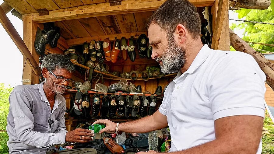 <div class="paragraphs"><p>Rahul Gandhi interacts with a cobbler during his visit to Sultanpur, Uttar Pradesh.</p></div>