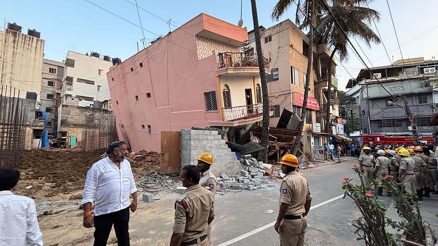 <div class="paragraphs"><p>A building tilts precariously next to an under construction site in New Thippasandra, Bengaluru, on Wednesday, while the occupants narrowly escaped. </p></div>