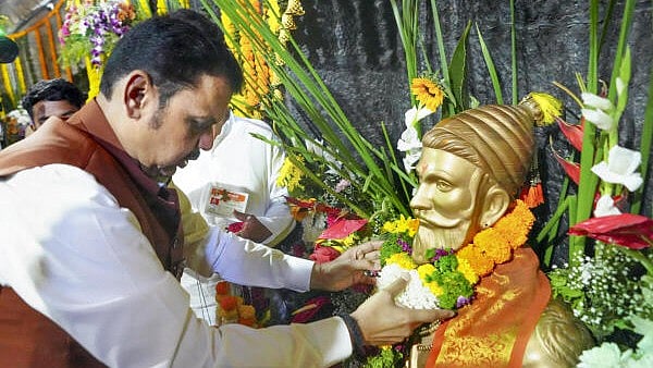 <div class="paragraphs"><p>Maharashtra Chief Minister Devendra Fadnavis pays tribute to Chhatrapati Shivaji Maharaj on the occasion of his birth anniversary, at Shivneri Fort in Pune.</p></div>