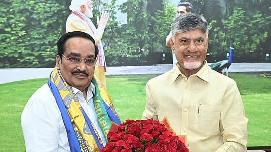<div class="paragraphs"><p>Andhra Pradesh Chief Minister N Chandrababu Naidu and&nbsp;Union Jal Shakti Minister C R Patil</p></div>