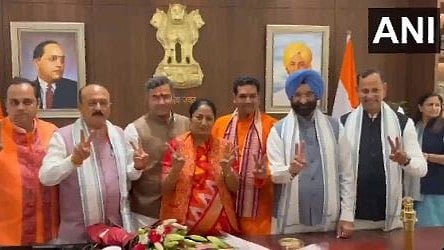 <div class="paragraphs"><p>Delhi CM Rekha Gupta along with her cabinet ministers Parvesh Sahib Singh, Ashish Sood, Manjinder Singh Sirsa, Ravinder Indraj Singh, Kapil Mishra, and Pankaj Kumar Singh shows victory sign as she assumes  charge</p></div>