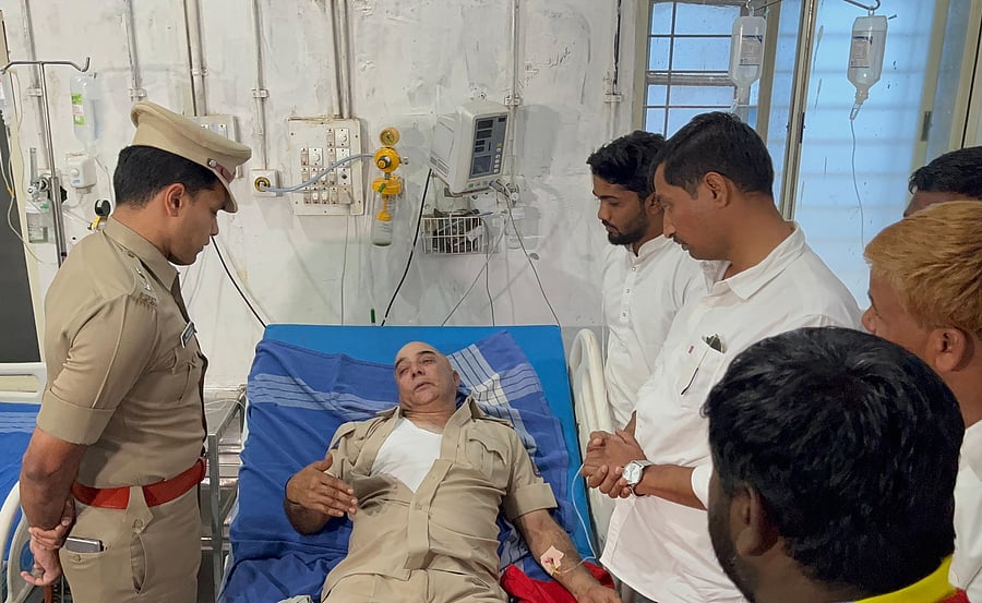 DCP Rohan Jagadish obtains information from bus conductor Mahadev Hukkeri, who was allegedly assaulted by youths at Sanna Balekundri village, at BIMS Hospital in Belagavi.