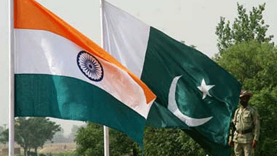 <div class="paragraphs"><p>The flags of India & Pakistan</p></div>