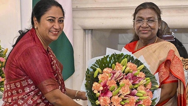 <div class="paragraphs"><p>President Droupadi Murmu with Delhi Chief Minister Rekha Gupta during a meeting at Rashtrapati Bhavan, in New Delhi.</p></div>