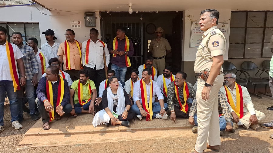 <div class="paragraphs"><p>Kannada activists protesting outside Marihal police station demanding withdrawal of POCSO case filed against NWKRTC conductor at Sulebhavi village in Belagavi taluk on Saturday.  </p></div>
