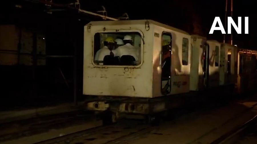 <div class="paragraphs"><p>NDRF personnel and other rescue teams enter the Srisailam Left Bank Canal (SLBC) tunnel near Domalpenta after it collapsed.</p></div>