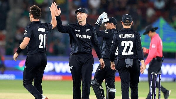 <div class="paragraphs"><p>New Zealand's Matt Henry celebrates with teammates after taking the wicket of Pakistan's Shaheen Shah Afridi</p></div>