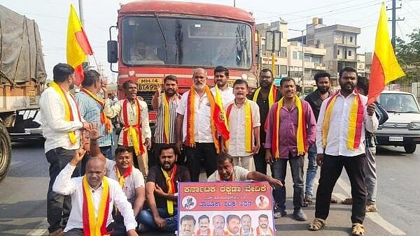<div class="paragraphs"><p>Activists of Karnataka Rakshana Vedike (Shivaramegowda faction) stopped movement of MSRTC bus at Athani town in Belagavi district to protest against the assault of NWKRTC conductor in Belagavi.</p></div>