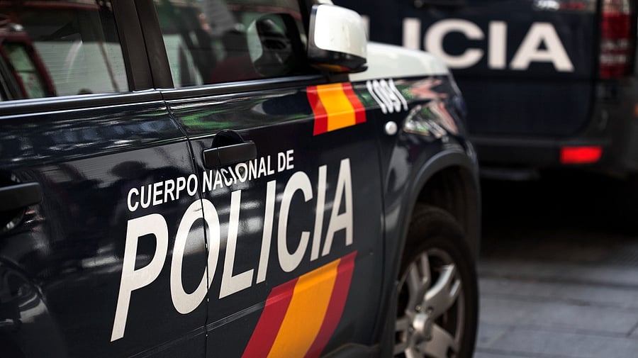 <div class="paragraphs"><p>A Spanish police car.</p></div>