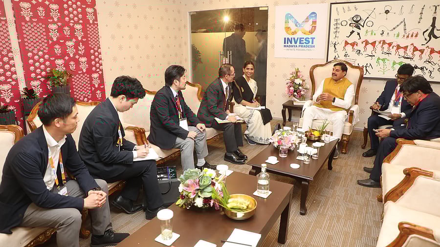 <div class="paragraphs"><p>Madhya Pradesh CM with Yagi Koji and other dignitaries. </p></div>