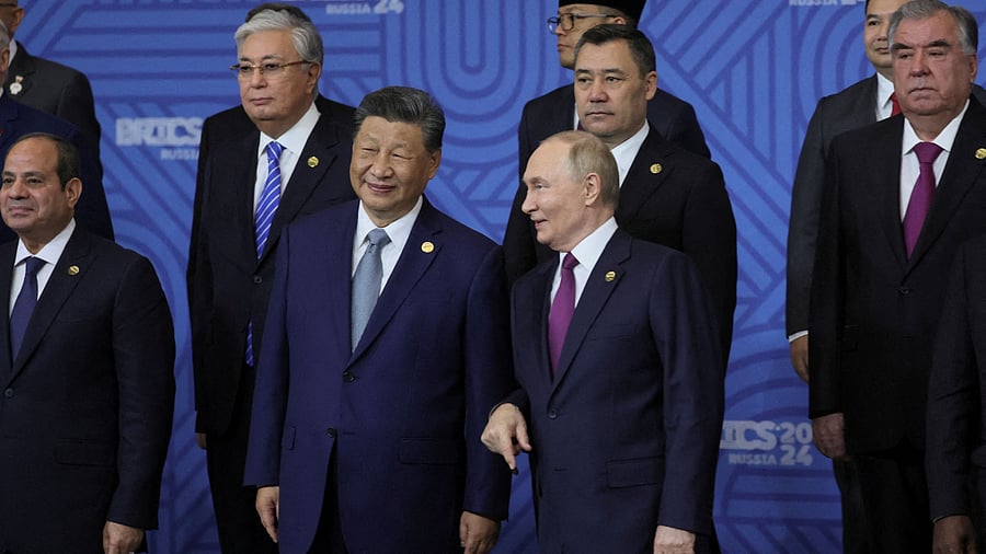 <div class="paragraphs"><p>Russian President Vladimir Putin speaks with Chinese President Xi Jinping </p></div>