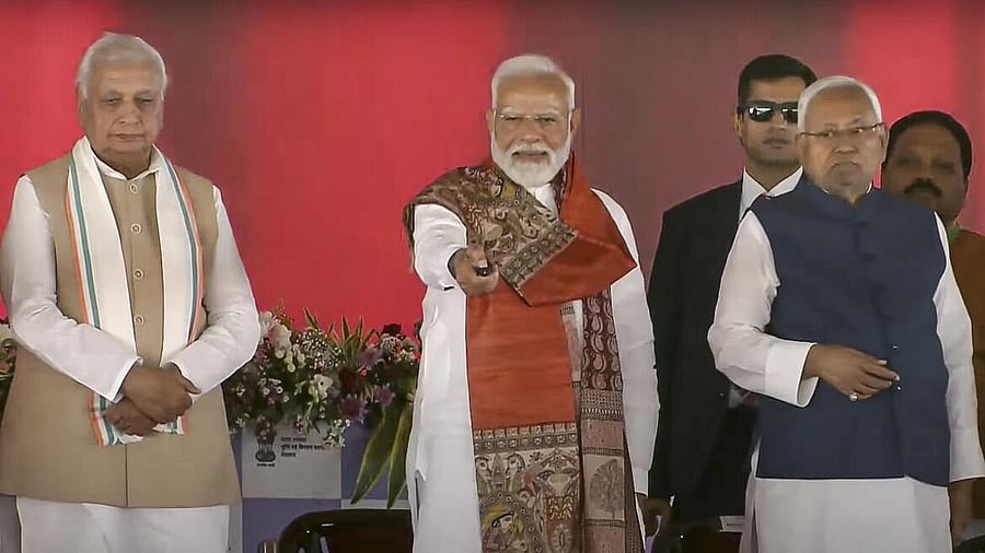<div class="paragraphs"><p>Prime Minister Narendra Modi with Bihar Governor Arif Mohammed Khan and Chief Minister Nitish Kumar.</p></div>