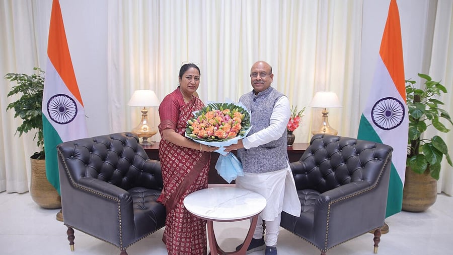 <div class="paragraphs"><p><strong>Delhi CM meets Vijender Gupta</strong></p></div>