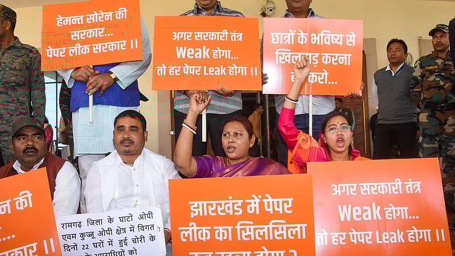 <div class="paragraphs"><p>BJP MLAs stage a protest over Jharkhand Academic Council (JAC) class 10th board paper leak during the Budget session of the Jharkhand Assembly, in Ranchi, Tuesday, Feb. 25, 2025.</p></div>