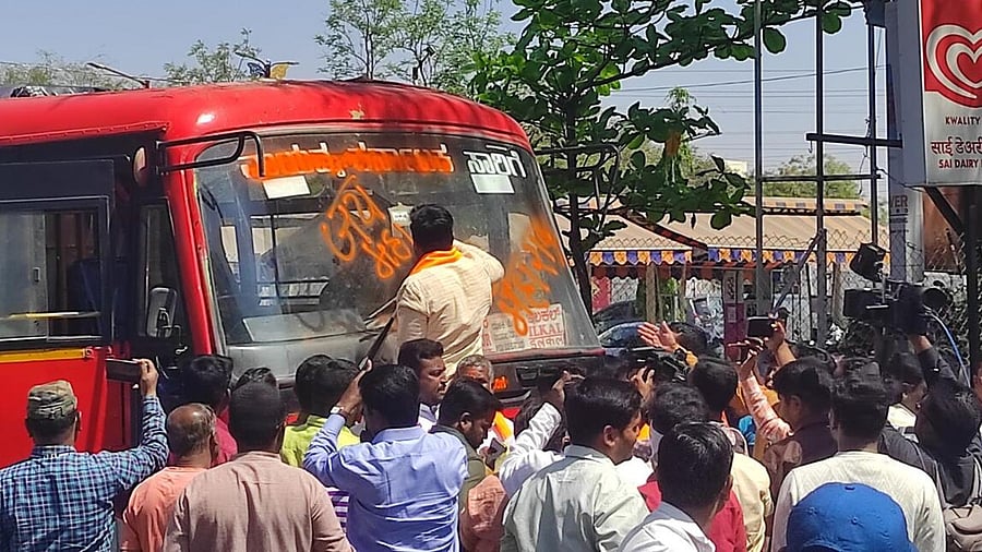 <div class="paragraphs"><p>A mob of 15-20, believed to be party workers of Shiv Sena (Uddhav Balasaheb Thackeray), way-laid a NWKRTC bus at Sath Road in Solapur and created ruckus.</p></div>